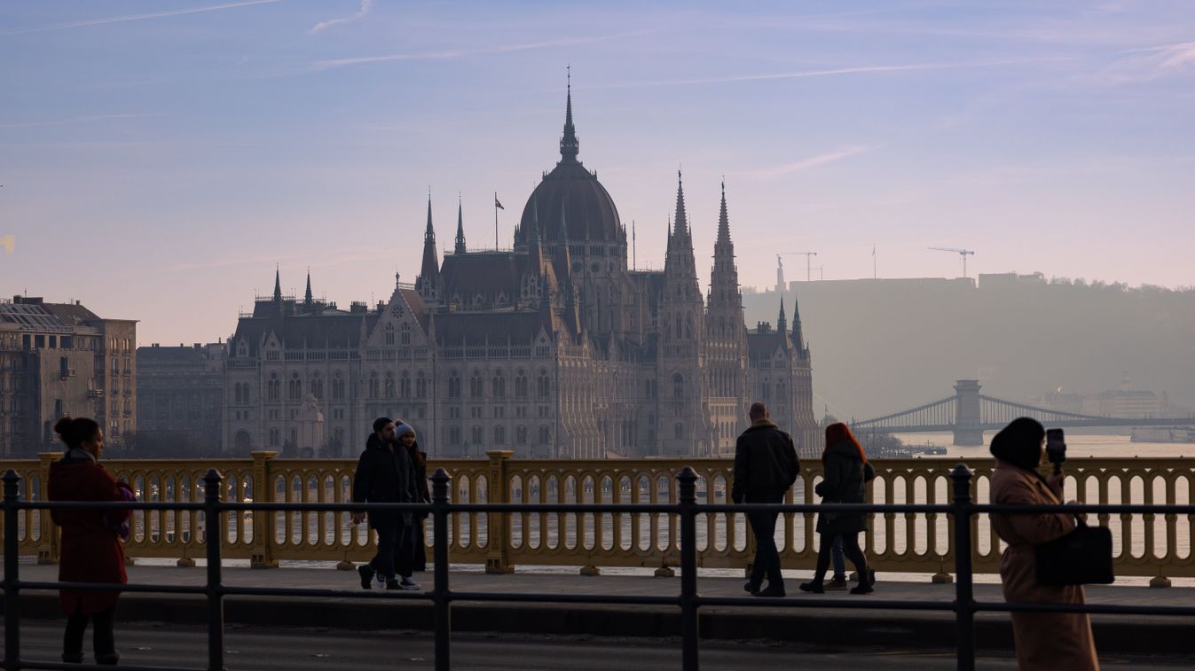 Budapest, 2023. december 29.
Járókelõk a Margit hídon, háttérben a Parlament épülete. városkép
MTVA/Bizományosi: Róka Dániel 
***************************
Kedves Felhasználó!
Ez a fotó nem a Duna Médiaszolgáltató Zrt./MTI által készített és kiadott fényképfelvétel, így harmadik személy által támasztott bárminemû  különösen szerzõi jogi, szomszédos jogi és személyiségi jogi  igényért a fotó szerzõje/jogutódja közvetlenül maga áll helyt, az MTVA felelõssége e körben kizárt.