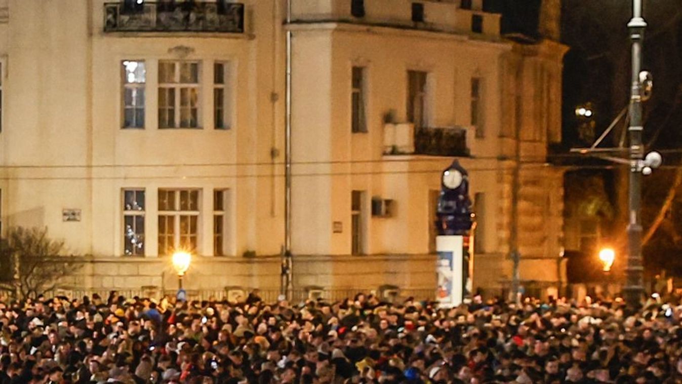 Az erőszak elleni tüntetés erőszakba torkollott a Fidesz székháznál
