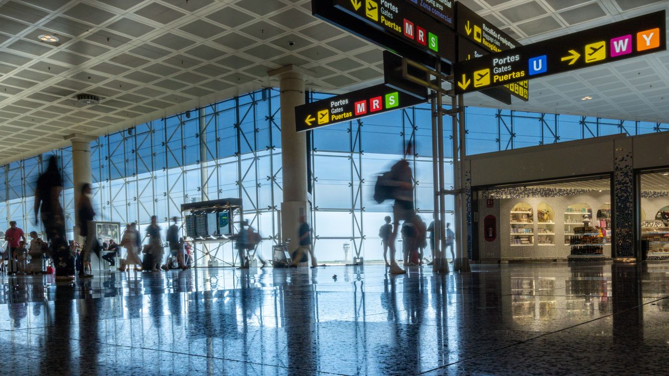 Barcelona,,Spain.,August,2019:,Passengers,In,Transit,In,Terminal,2, repülőtér
