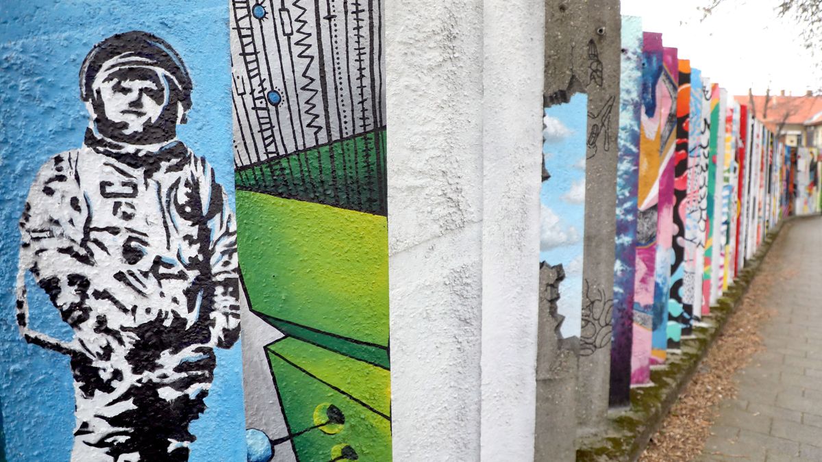 Egyre hosszabb lesz a miskolci John Lennon-fal