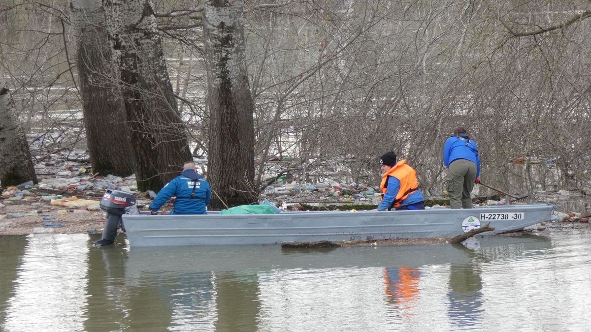 Összeszedegették amit magával hozott a Tisza, durva, mire bukkantak