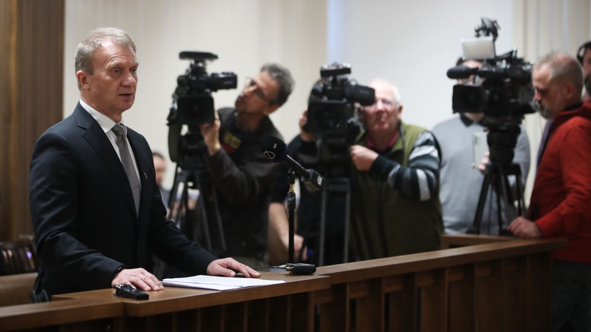 Lemondásra szólították fel az elítélt Varju László DK-s képviselőt