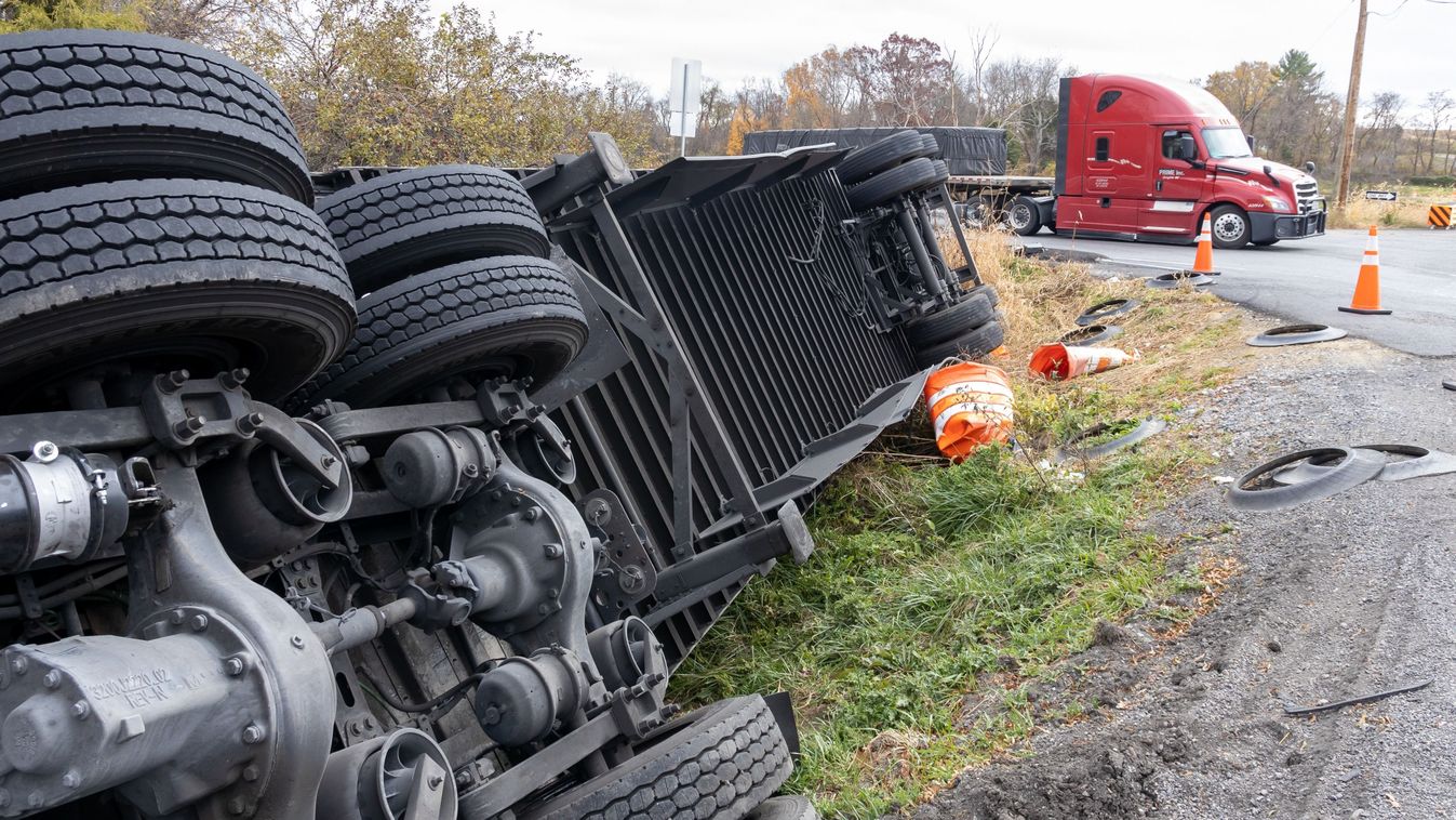 Staunton,,Virginia,,Usa-,10.12.2022:,Overturned,Truck,On,A,Road,In
kamionbaleset