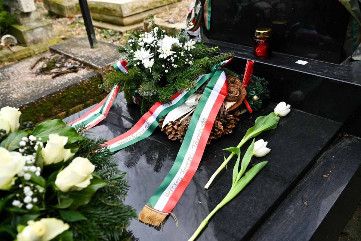 Herczeg Ferenc sírja az író halálának 70. évfordulója alkalmából tartott megemlékezésen a Farkasréti temetőben