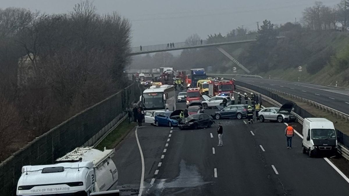 Halálos tömegkarambol történt az M7-es autópályán + videó, képek