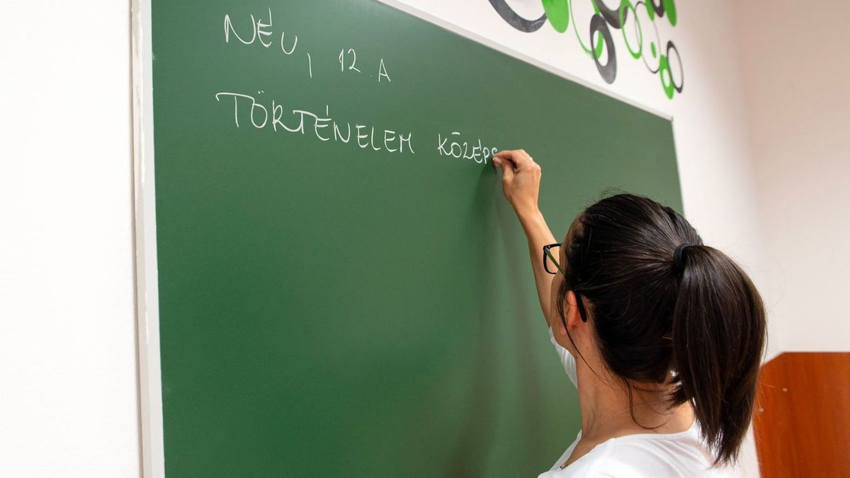 A héten már emelt bért kapnak a tanárok és az óvónők