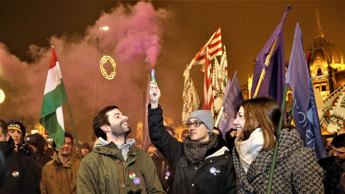 Fekete-Győr András figyelmébe: a füstbomba nem játék + videó