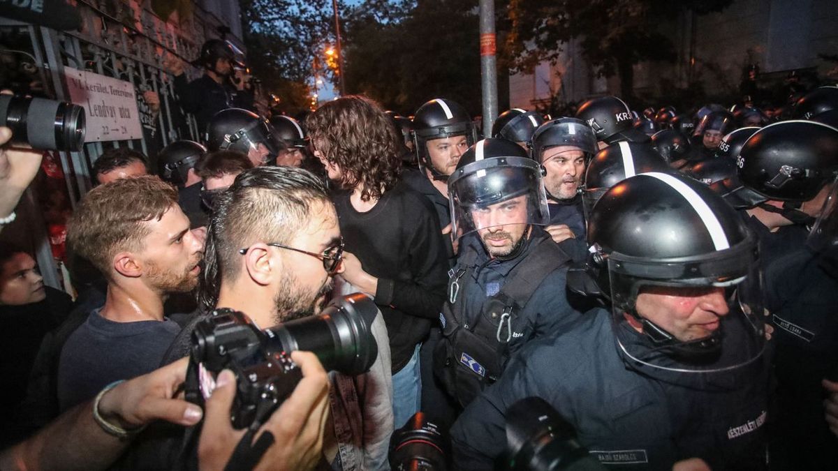 A Magyar Munkáspárt szerint kárt okoz a péntek esti tüntetés Magyarországnak