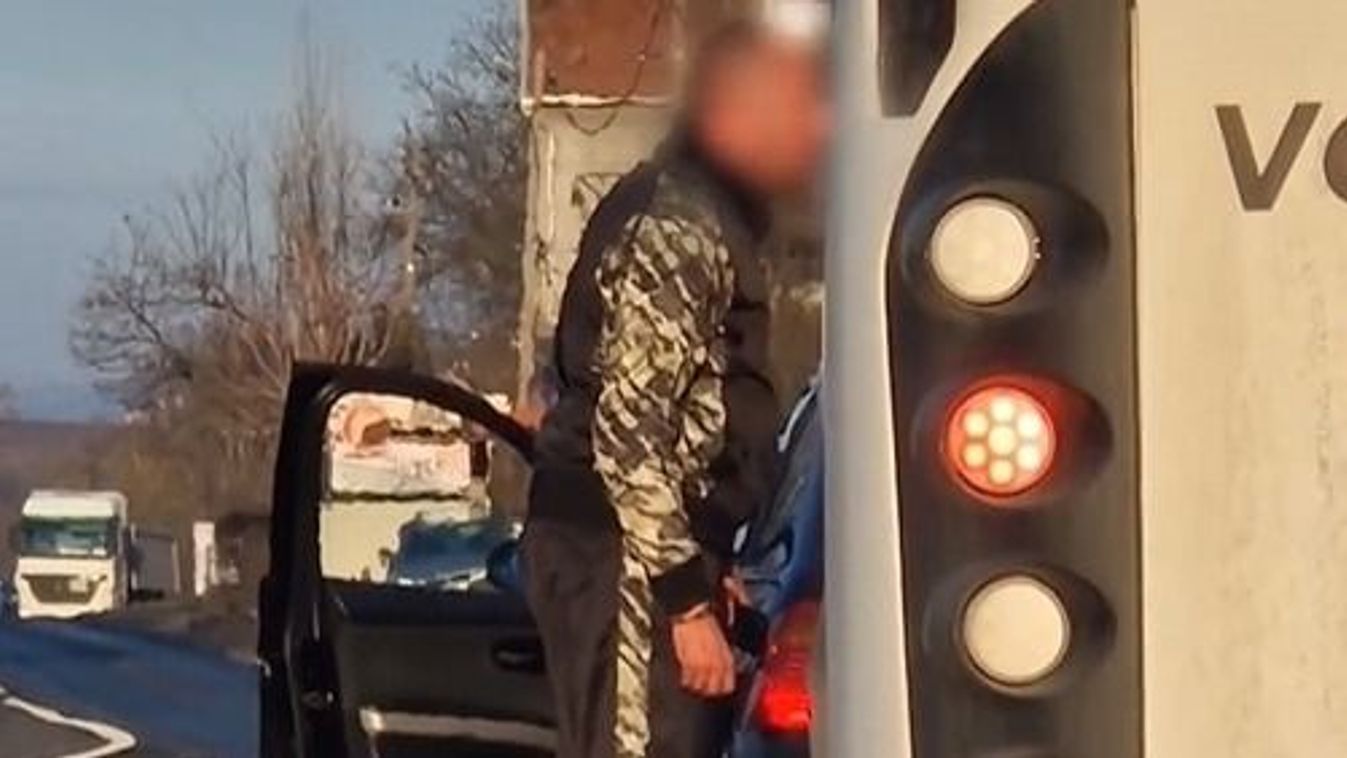 Többször büntetőfékezett a busz előtt, aztán nekiállt vitatkozni a sofőrrel + videó