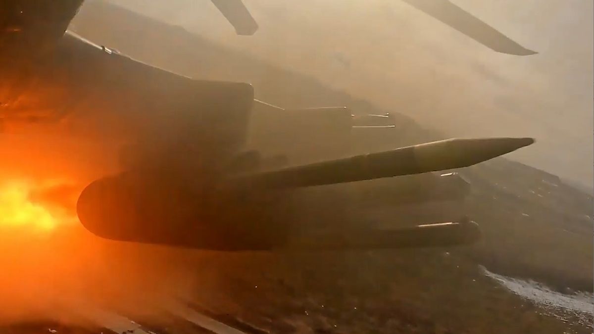 Videón, ahogy a Ka–52M helikopter pusztítást végez az ukrán fronton