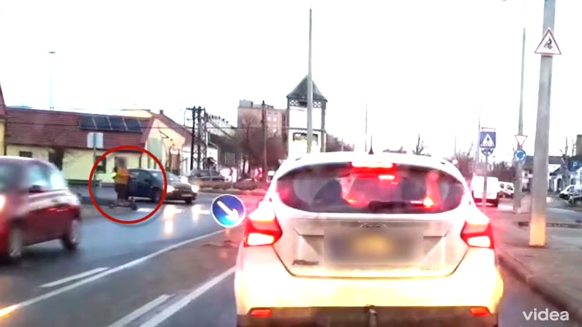 Úgy gázolták el a rollerest egy zebrán, mintha észre se vették volna + videó