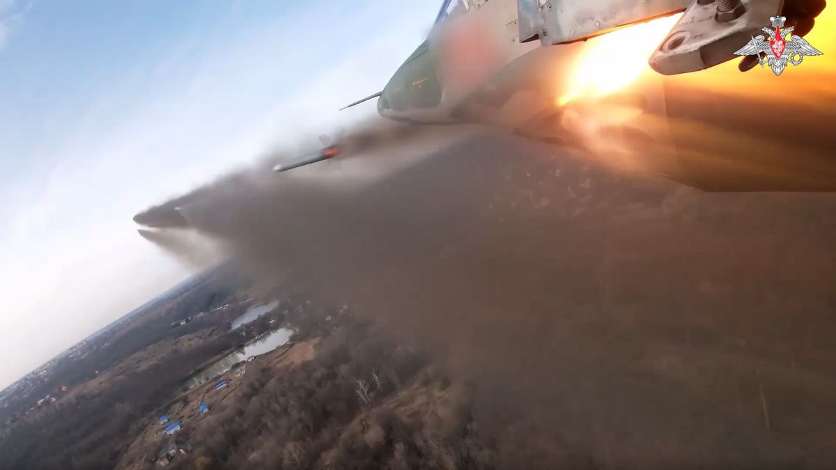 Szu–25 vadászgép irányítatlan rakétákkal támadja az ukrán fegyvereserőket