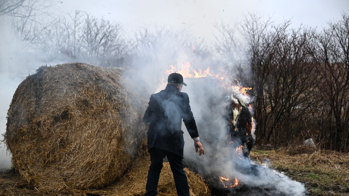 A lengyel gazdák eltorlaszolták az összes lengyel–ukrán határátkelőt + videó