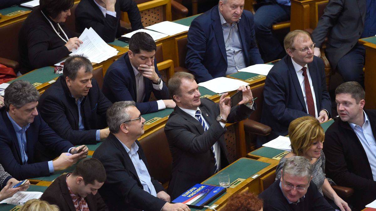 Fidelitas: Varju és Fekete-Győr elítéltként ülnek az Országgyűlésben + videó