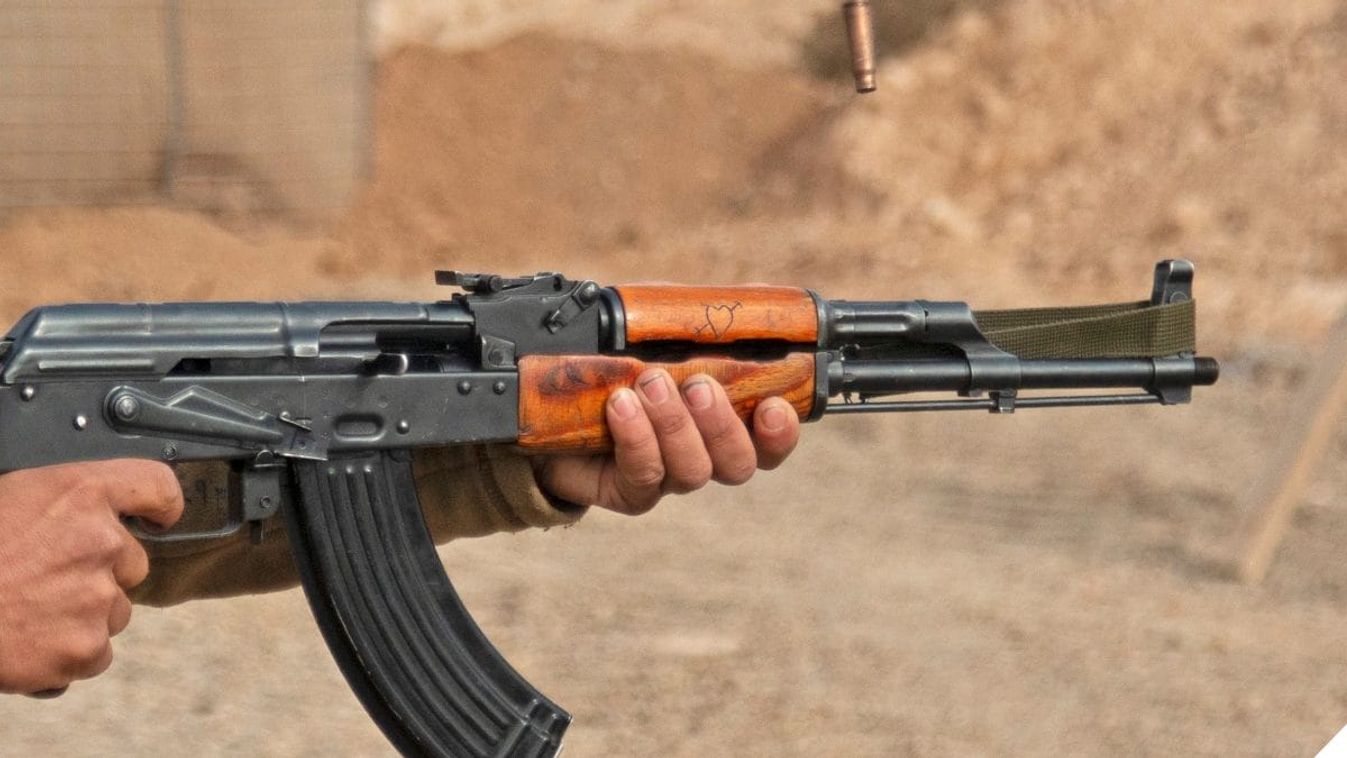 A Szíriai Demokratikus Erők katonája Kalasnyikov puskával lőtt fegyverkiképzésen a szíriai Deir ez-Zor tartományban, 2018. november 29. (Fotó: Védelmi Minisztérium)