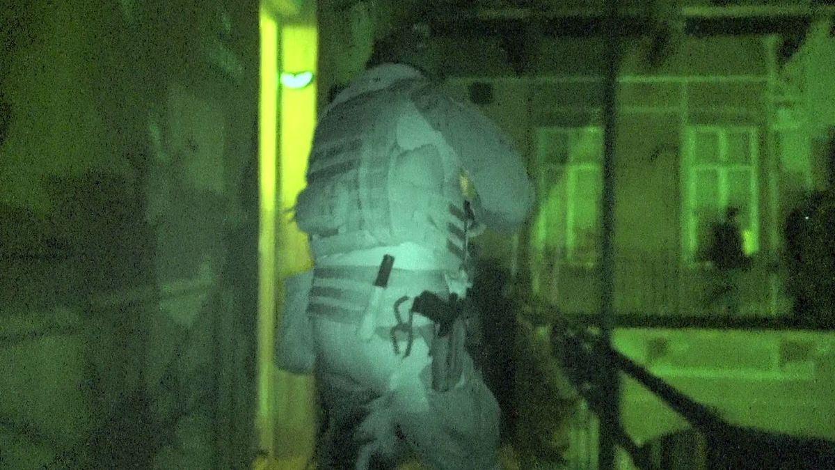 Videón, amint lecsap a TEK a férfira, aki terrorral fenyegetőzött Erzsébetvárosban