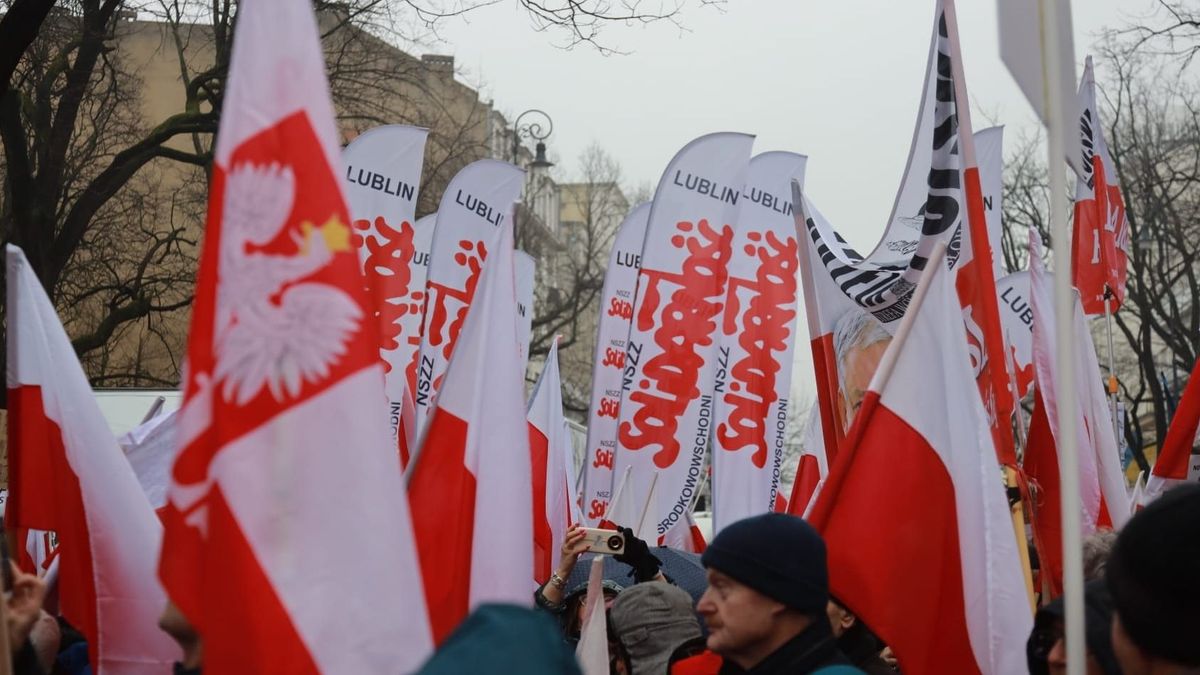 Ismét tüntettek a lengyelek a kormány tervei ellen + videó