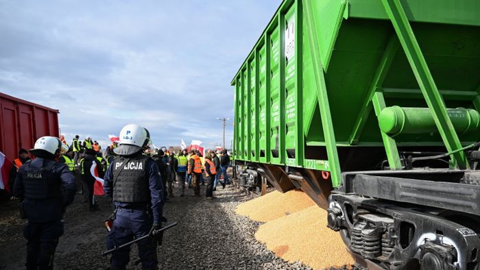 Megrohamozták az ukrán gabonát szállító vonatot a dühös gazdák + videó
