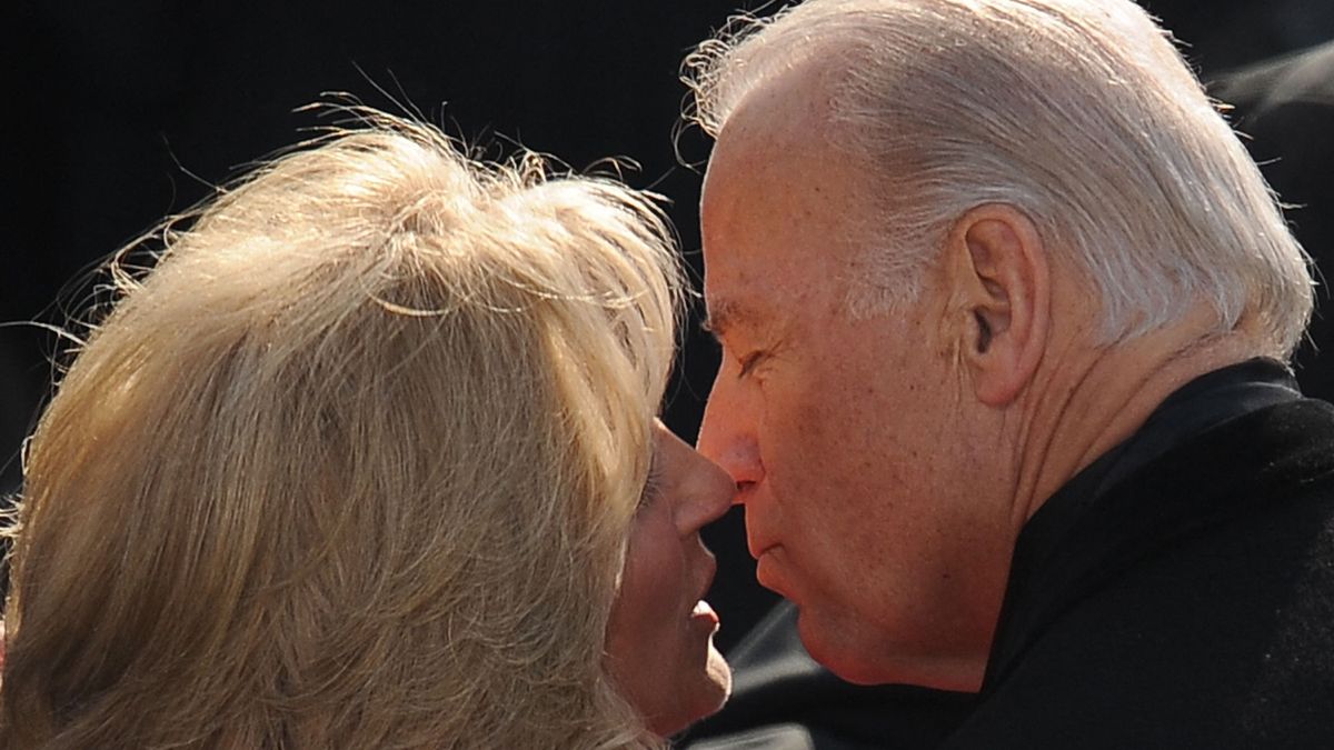 Mit suttoghat a kislányok fülébe a szexszel kampányoló Biden? + videó
