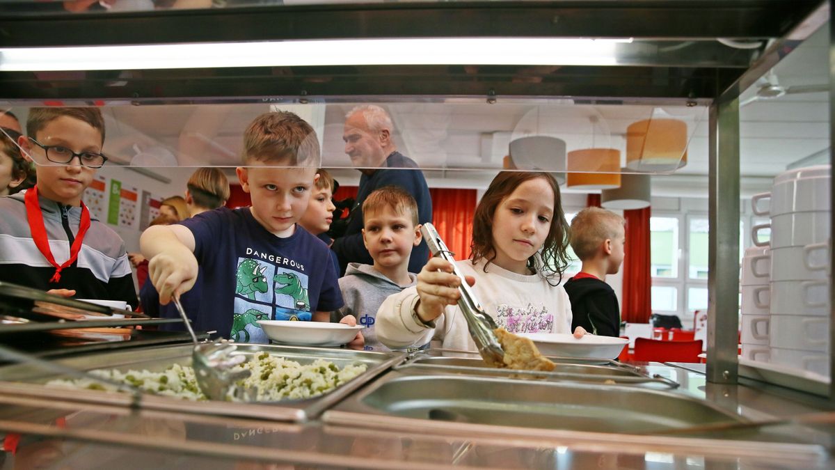 Ön kipróbálná a svédasztalos menzát? Ebben a zuglói iskolában óriási sikere van + galéria