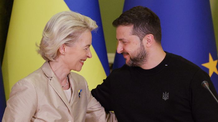 Ursula von der Leyen az orosz–ukrán háború második évfordulójára időzítve látogatott Kijevbe