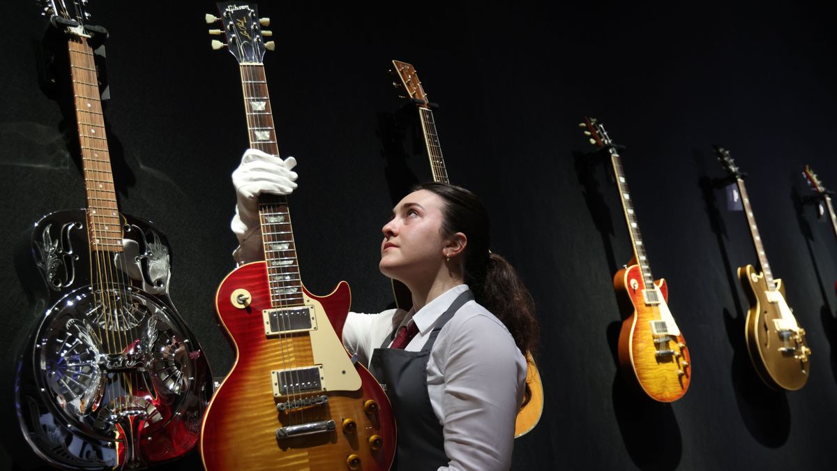 Kalapács alá kerültek a Dire Straits sztárjának gitárjai
