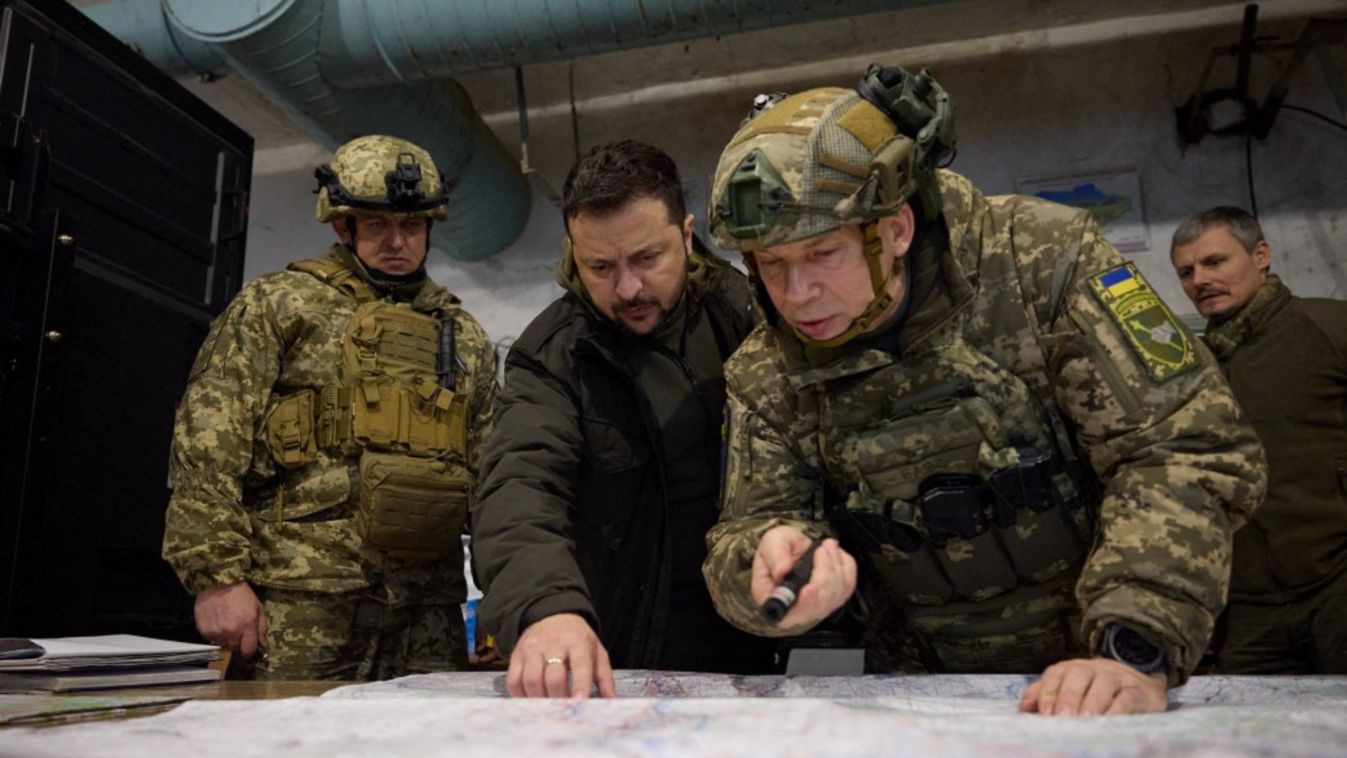 Volodimir Zelenszkij ukrán elnök és Olekszandr Szirszkij, az ukrán szárazföldi erők akkori parancsnoka 2023. november 30-án a kelet-ukrajnai Kupjanszkban. Szirszkijt 2024. február 8-án nevezték a hadsereg főparancsnokának Valerij Zaluzsnij helyére (Fotó: Handout / Ukranian Presidential Press Service / AFP)