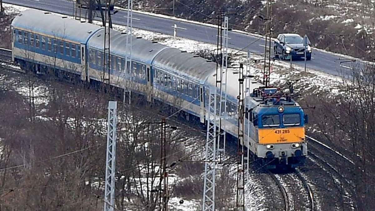 Elgázolt egy embert a vonat, az utasokat pótlóbusz viszi az érintett szakaszon