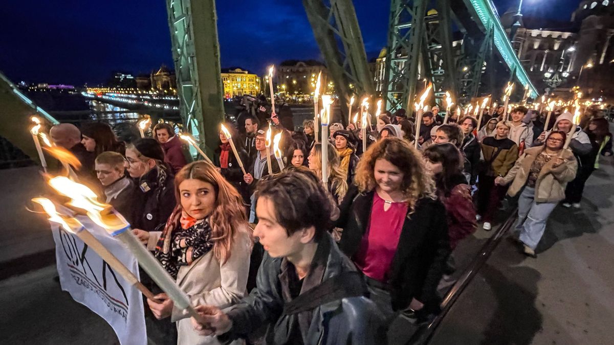 A Kossuth téren ért véget a fáklyás menet + fotók