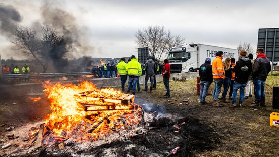 Lángba borították a gazdák a tüntetéseket + galéria + videók