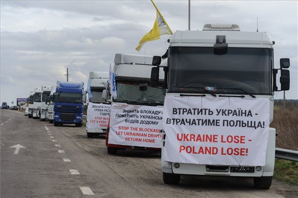 	Krakivec, 2024. február 26. Ukrán kamionok sorakoznak kiégett ukrán mezőgazdasági gépek közelében az ukrán-lengyel határ ukrajnai oldalán, Krakivecnél 2024. február 25-én. Az ukrajnai háborúban tönkrement haszongépeket ukrán gazdálkodók vontatták a határhoz válaszul arra, hogy lengyel gazdák hat határellenőrző pontot torlaszoltak el az európai zöld megállapodás és az ukrán gabona felvásárlása elleni tiltakozásként. Az angol nyelvű feliratok jelentése: "Ha Ukrajna veszít, Lengyelország is veszít!" és "Álljatok le a blokáddal, hagyjátok hazatérni az ukrán sofőröket!" MTI/EPA/Mikola Tisz