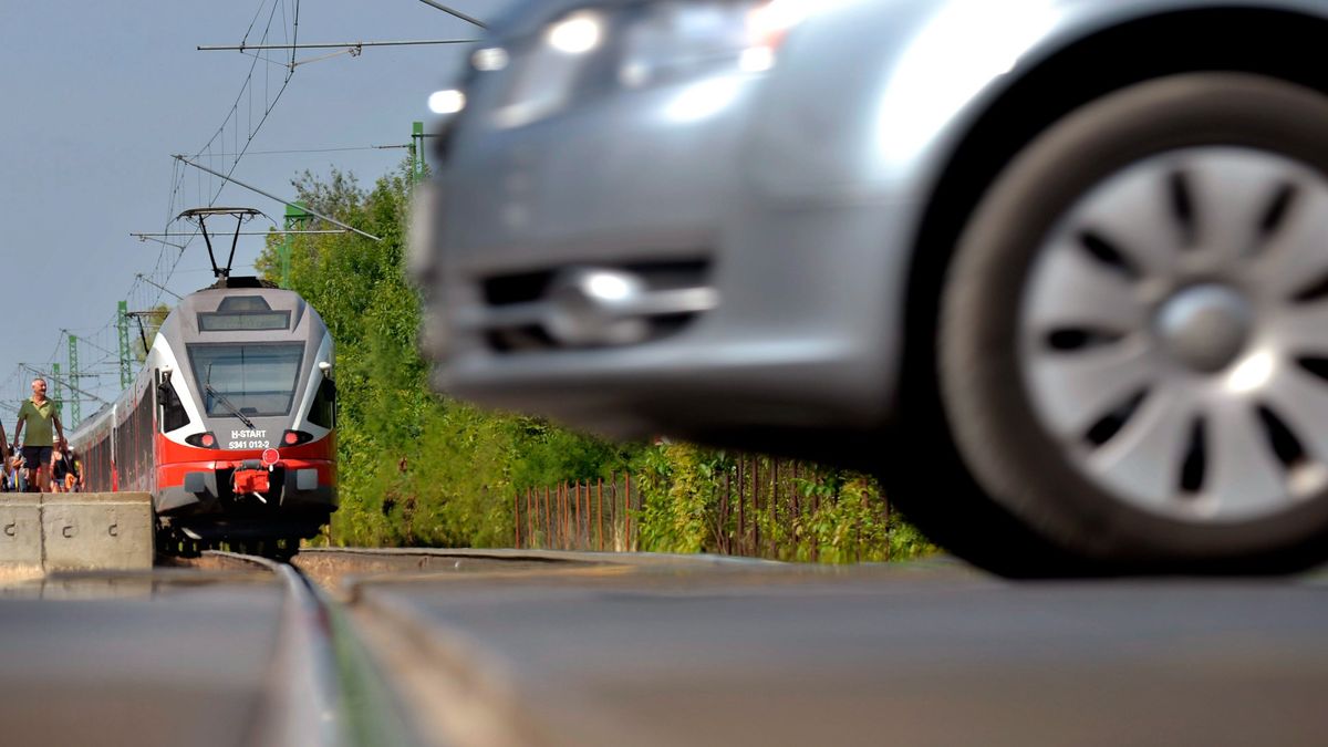 Fennakadt a síneken a Suzuki, a vonat jött, látott és győzött + fotók