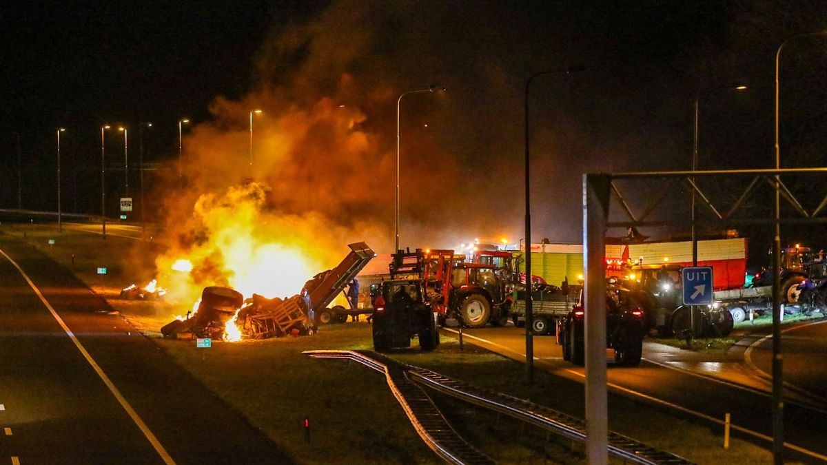 Szénabálákat, faágakat és szemetet égettek a gazdák Hollandiában + videó