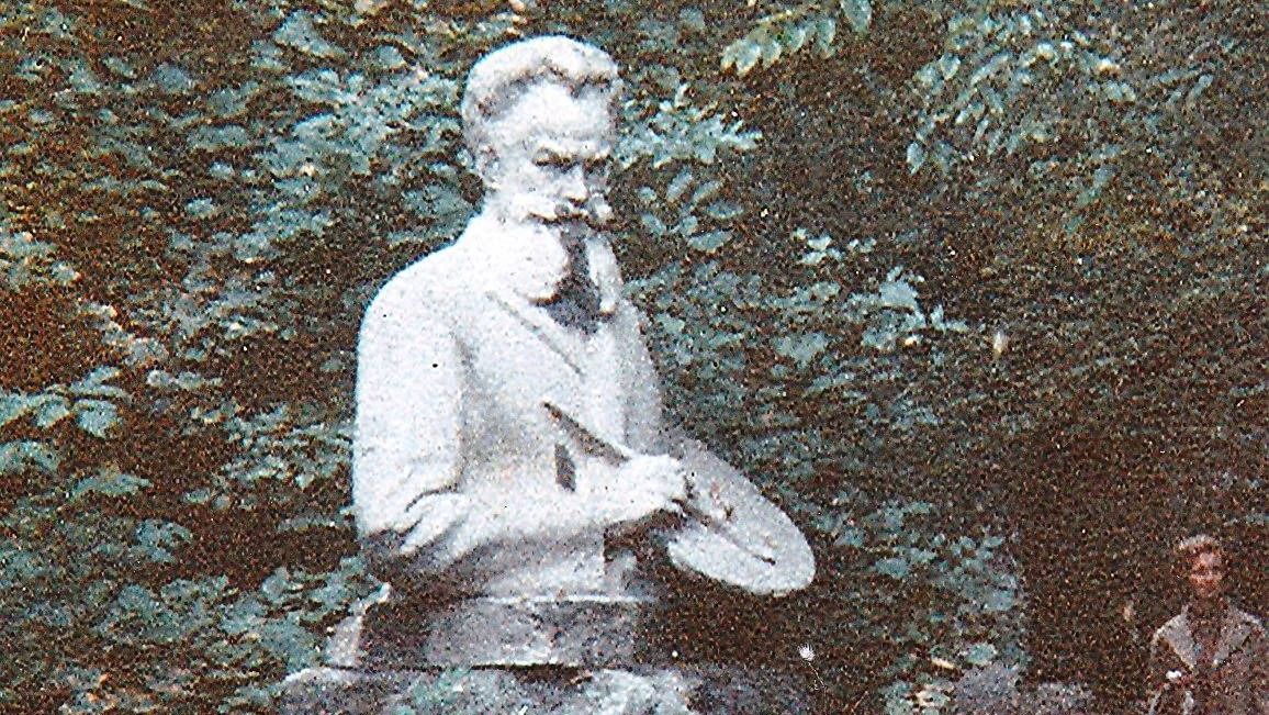 Munkácsy Mihály szobra az Epreskertben.