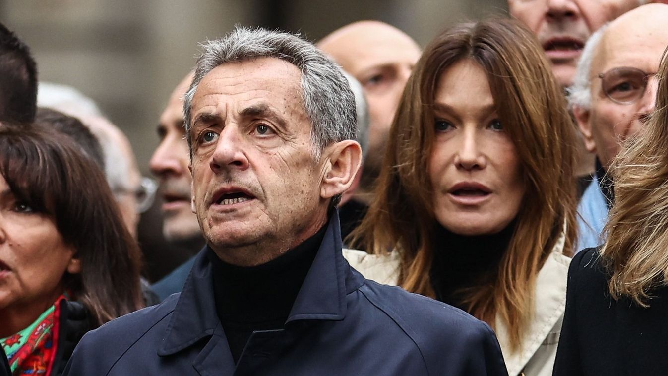 SARKOZY, Nicolas; BRUNI, Carla
Párizs, 2023. november 12.
Nicolas Sarkozy korábbi francia államfõ és felesége, Carla Bruni olasz-francia énekesnõ az antiszemitizmus elleni és a Hamász szélsõséges palesztin szervezet által október 7. óta fogva tartott túszok szabadon engedéséért meghirdetett tiltakozó meneten Párizsban 2023. november 12-én. A két parlamenti ház vezetõjének felhívására tartott menet résztvevõi a nemzetgyûlés épületétõl, a Bourbon-palotától a szenátusig, a Luxembourg-palotáig vonultak. A francia belügyminisztérium szerint a több nagyvárosban tartott békés tiltakozáson összesen mintegy 182 ezren vettek részt, ebbõl a fõvárosban 105 ezren.
MTI/EPA/Mohamed Badra