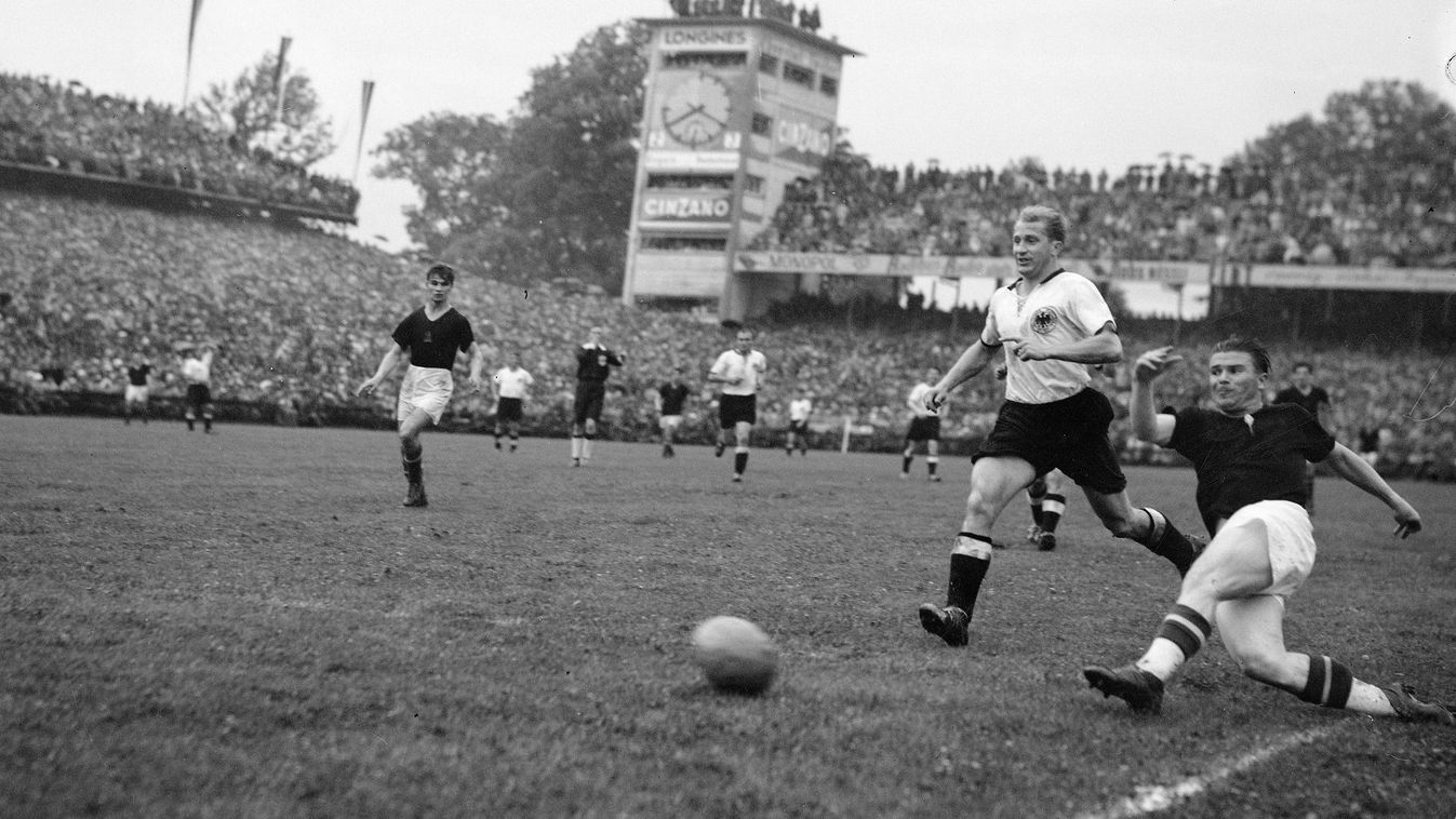Az NSZK elleni VB-döntő 1954. július 4-én. Balra Kocsis Sándor, jobbra Puskás Ferenc becsúszása 
