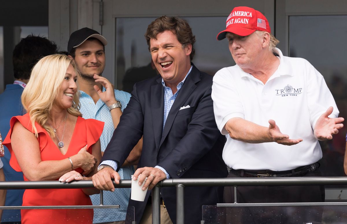 Donald Trump volt amerikai elnök (j) Tucker Carlson médiaszemélyiséggel, a Fox News amerikai televízió mûsorvezetõjével (k) és Majorie Taylor Greene georgiai republikánus képviselõvel (Fotó: MTI/EPA/Justin Lane)