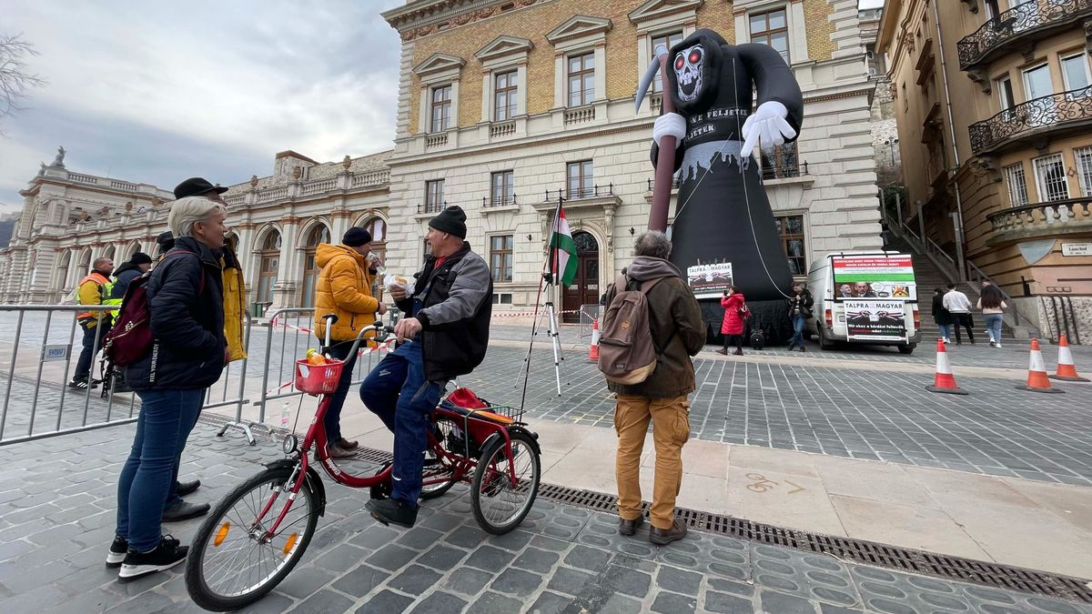Helló, halál! – senkit nem érdekelt a Várkert Bazárnál tartott demonstráció