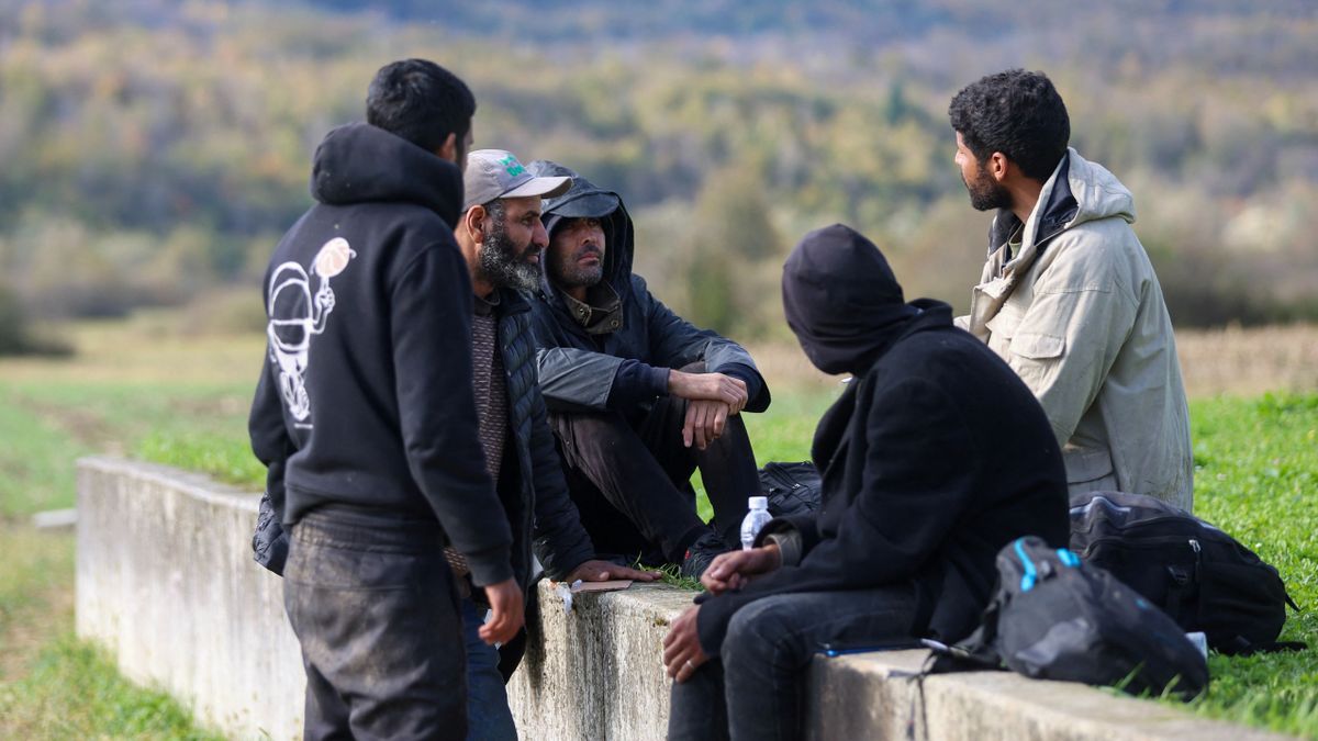 A jéghideg folyón át ostromolják Európát a migránsok + videók