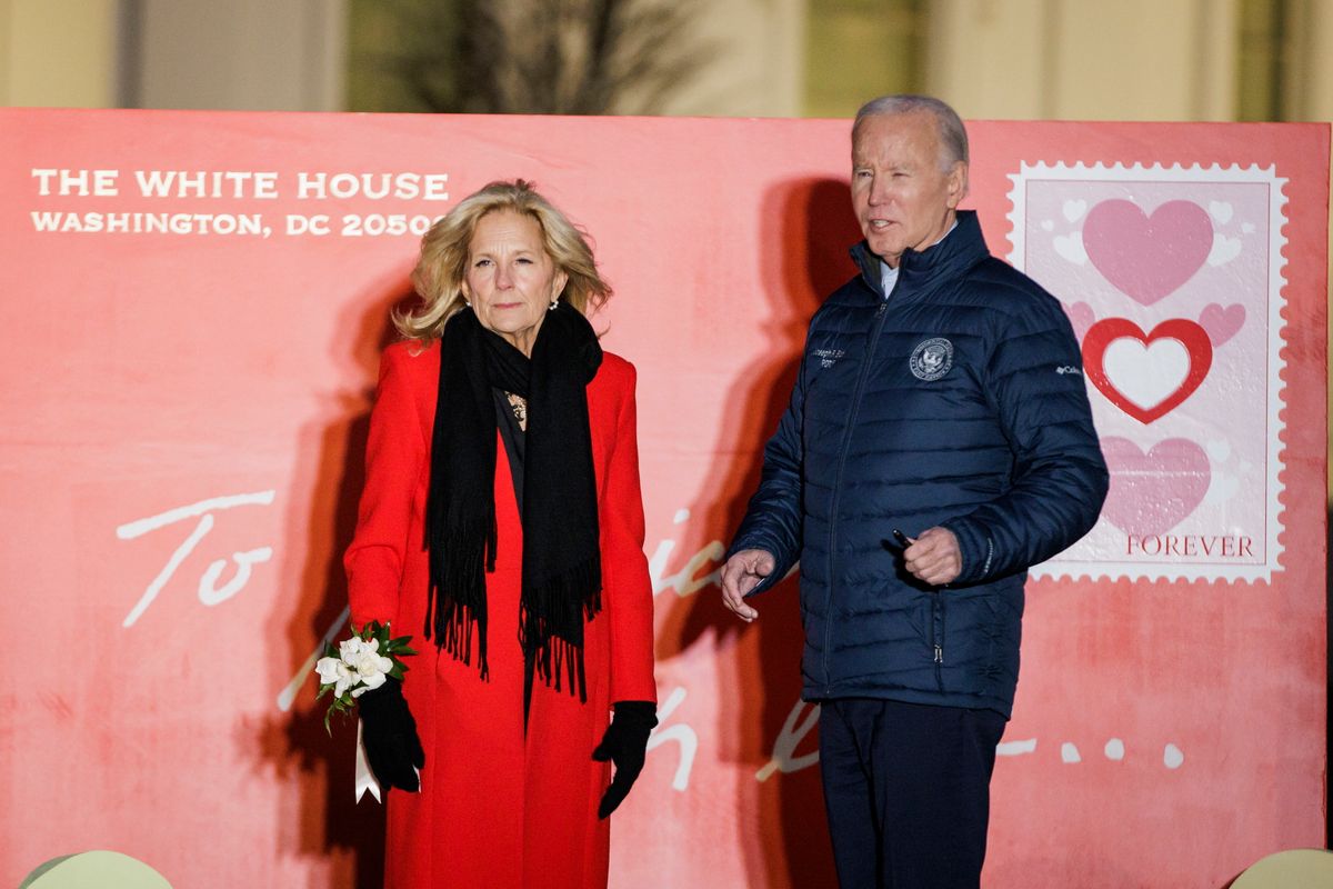 Joe Biden amerikai elnök és felesége, Jill Biden a washingtoni Fehér Ház északi bejáratánál elhelyezett Valentin-napi dekoráció előtt 2024. február 14-én.