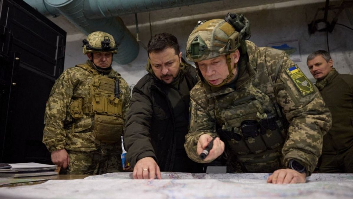 Volodimir Zelenszkij ukrán elnök és Olekszandr Szirszkij, az ukrán szárazföldi erők akkori parancsnoka 2023. november 30-án a kelet-ukrajnai Kupjanszkban. Szirszkijt 2024. február 8-án nevezték a hadsereg főparancsnokának Valerij Zaluzsnij helyére (Fotó: Handout / Ukranian Presidential Press Service / AFP)