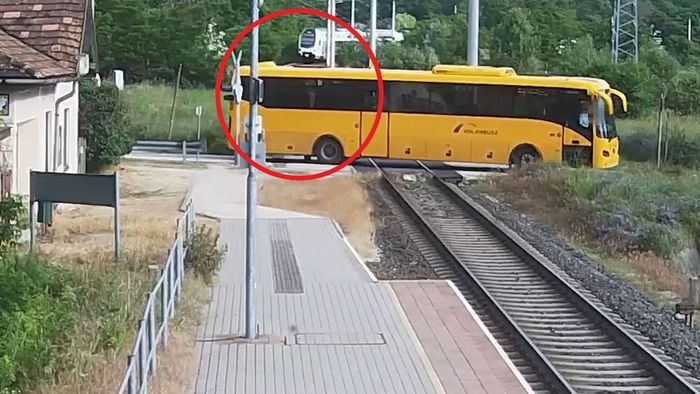Mindent vitt a buszsofőr a vasúti átjáróban, de ami utána jött, egészen zseniális + videó