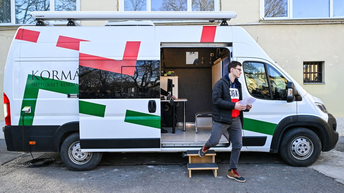 Mobil kormányablak segíti a felvételizőket Pest vármegyében