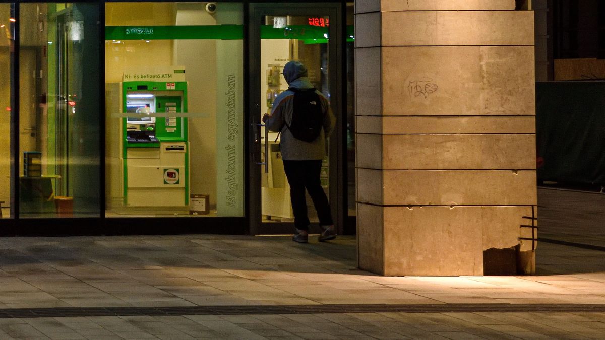 Figyelem! Leáll ez a nagy magyar bank, a kártyás fizetéseket is érinti