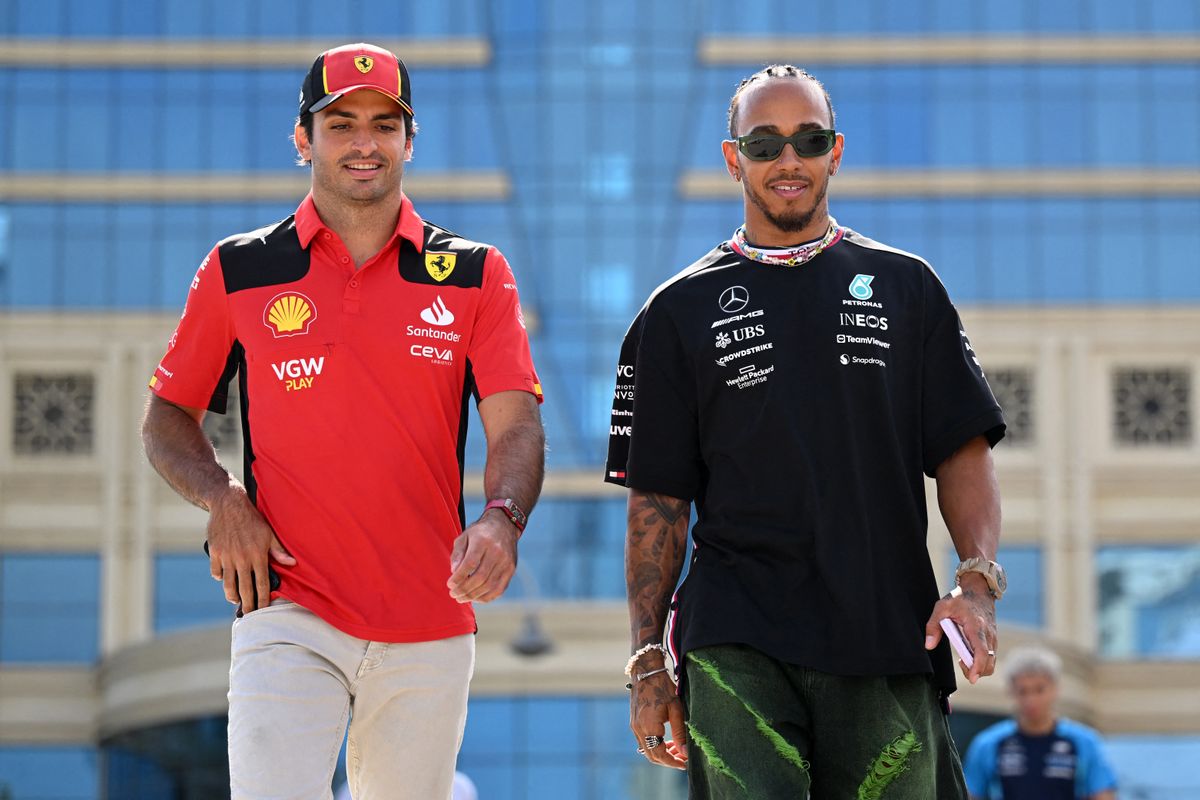 Carlos Sainz (balra) helyére érkezhet Lewis Hamilton