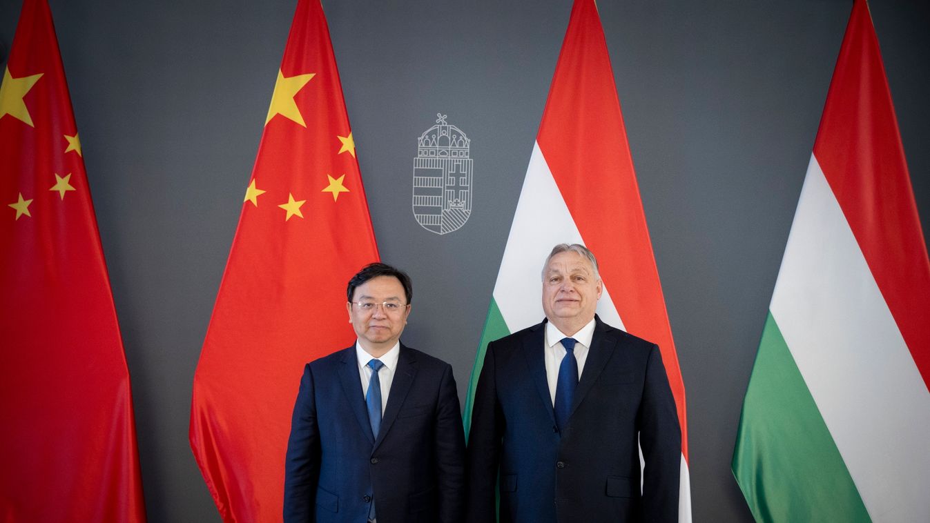 A Miniszterelnöki Sajtóiroda által közreadott képen Orbán Viktor miniszterelnök (j) fogadja Vang Csuan-fut, a BYD elnök-vezérigazgatóját a Karmelita kolostorban 2024. február 24-én. A kormányfő fogadta a kínai autógyár vezetőségét, és áttekintették az óriásvállalat magyarországi beruházásainak helyzetét. MTI/Miniszterelnöki Sajtóiroda/Fischer Zoltán