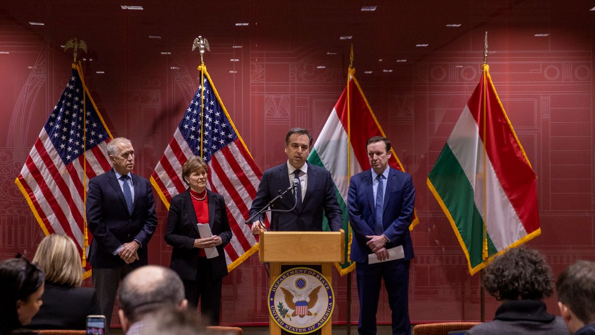 US Senators Urge Sweden's NATO Accession in Budapest