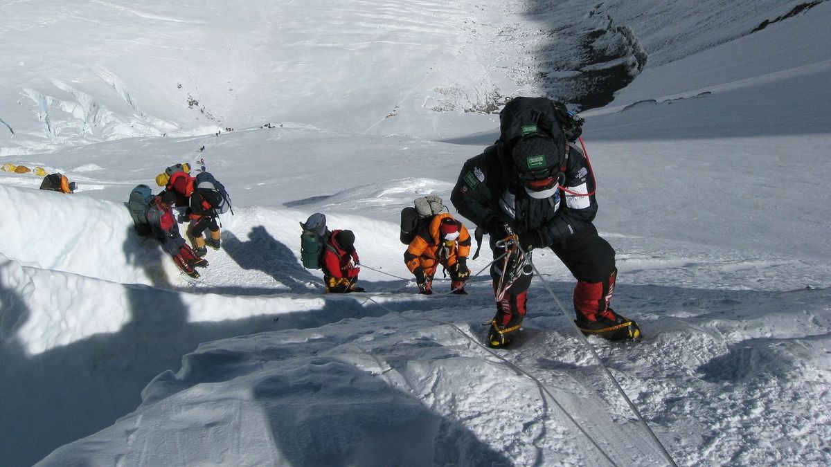 Ezentúl zsákba kell végezniük a dolgukat a Mount Everest hegymászóinak