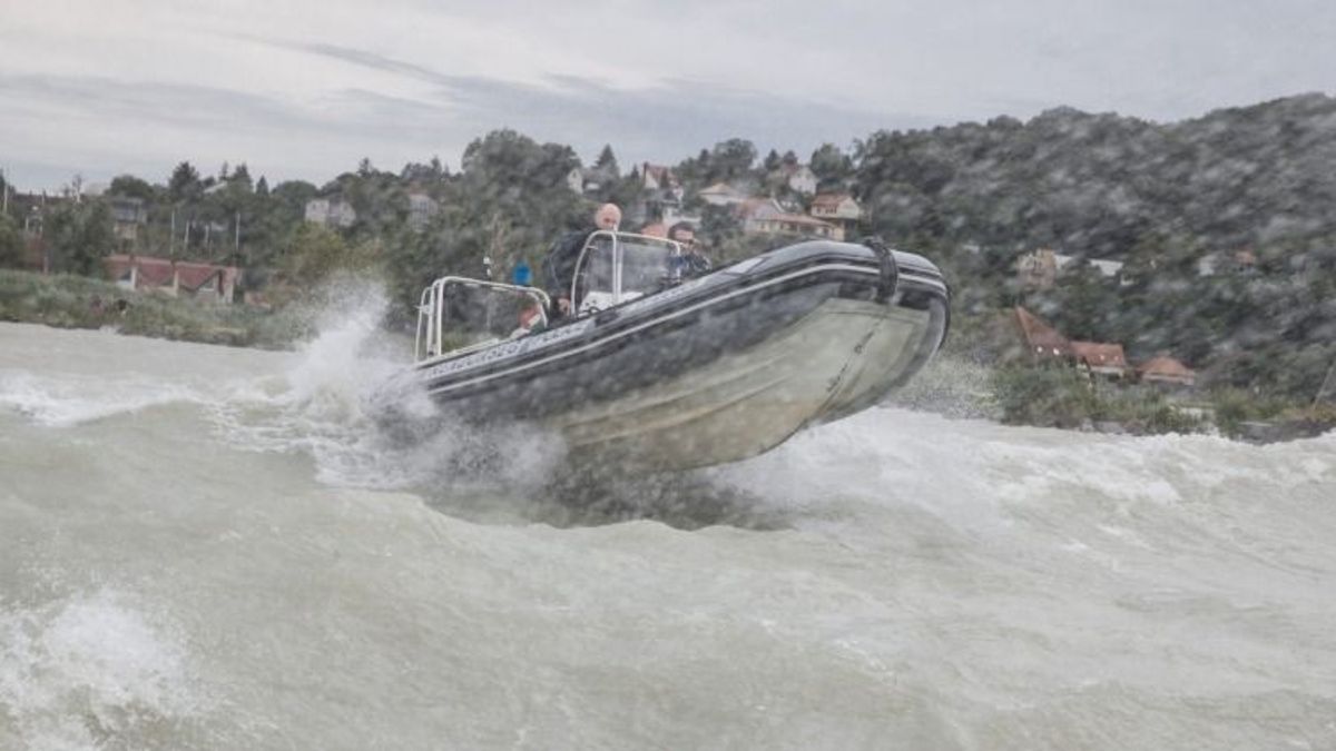 Horgászokat kellett kimenteni a viharos Balatonból