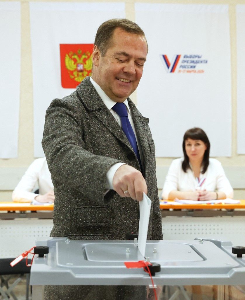 A Szputnyik orosz állami ügynökség által terjesztett fotón Dmitrij Medvegyev, Oroszország korábbi elnöke leadja szavazatát az orosz elnökválasztáson. (Fotó: AFP)